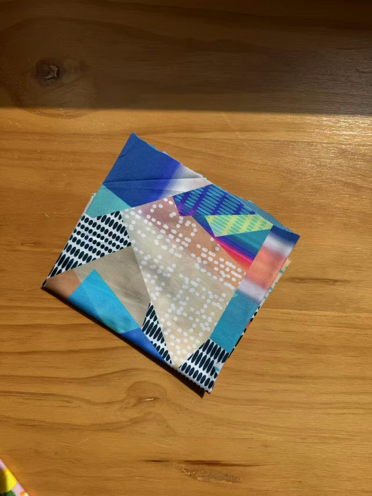 红色泳衣面料
